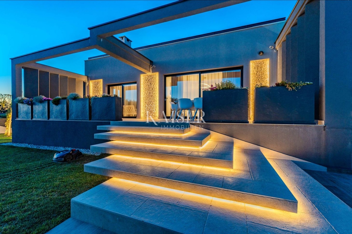 Zara, Privlaka – Villa moderna circondata da ulivi, vigneti e campi infiniti che si fondono con l’orizzonte del mare