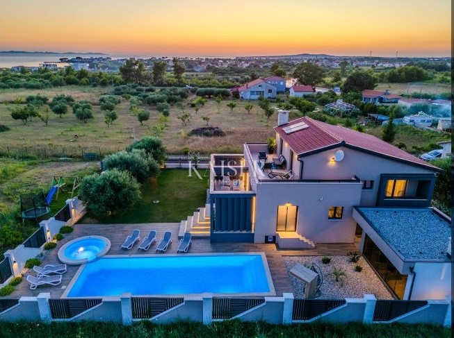 Zara, Privlaka – Villa moderna circondata da ulivi, vigneti e campi infiniti che si fondono con l’orizzonte del mare