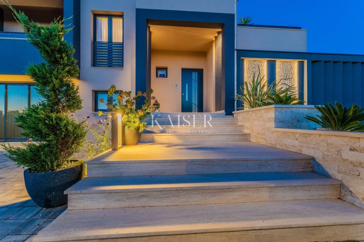 Zara, Privlaka – Villa moderna circondata da ulivi, vigneti e campi infiniti che si fondono con l’orizzonte del mare