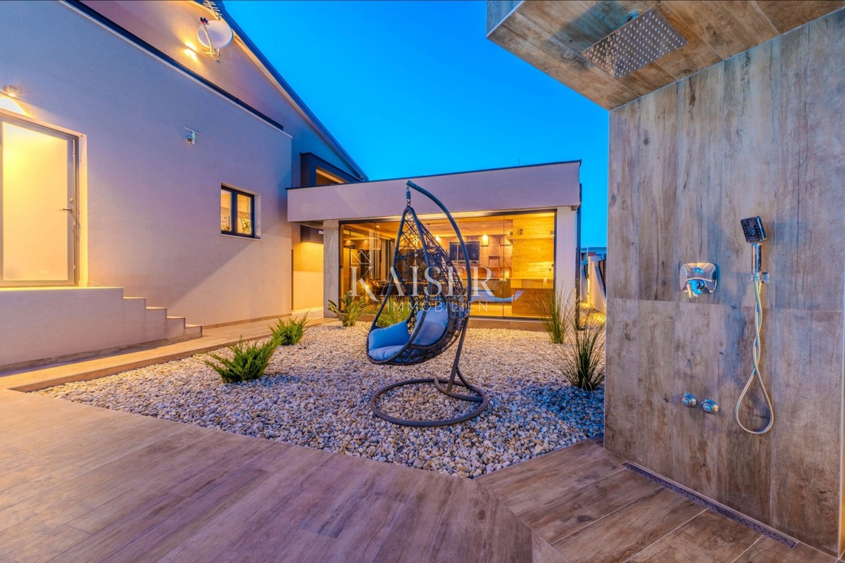 Zara, Privlaka – Villa moderna circondata da ulivi, vigneti e campi infiniti che si fondono con l’orizzonte del mare