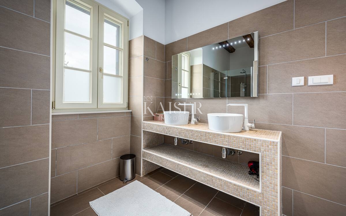 Istria, Labin - opportunità, casa con piscina su un grande terreno e vista mare, 120 m2 