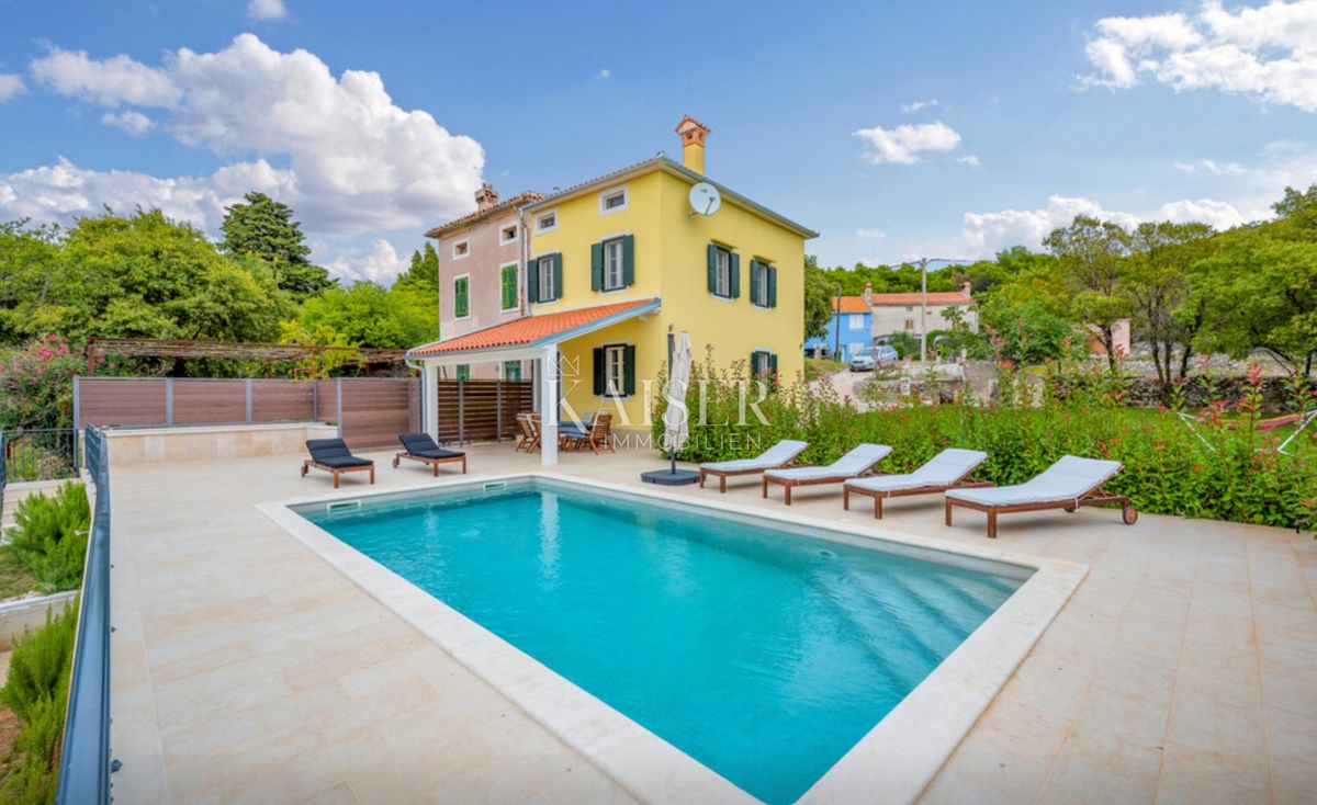 Istria, Labin - opportunità, casa con piscina su un grande terreno e vista mare, 120 m2 