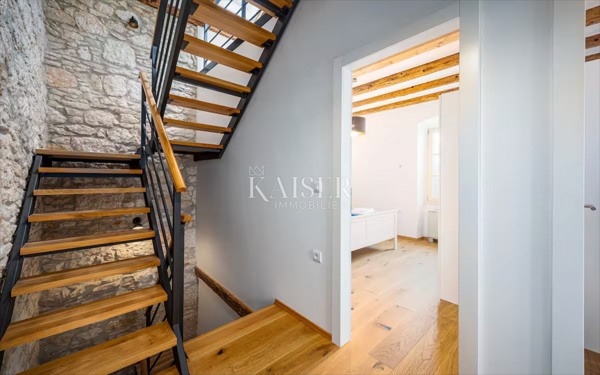 Istria, Labin - opportunità, casa con piscina su un grande terreno e vista mare, 120 m2 