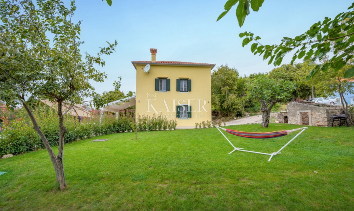 Istria, Labin - opportunità, casa con piscina su un grande terreno e vista mare, 120 m2 