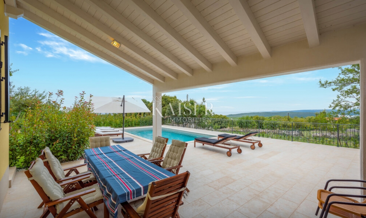 Istria, Labin - opportunità, casa con piscina su un grande terreno e vista mare, 120 m2 