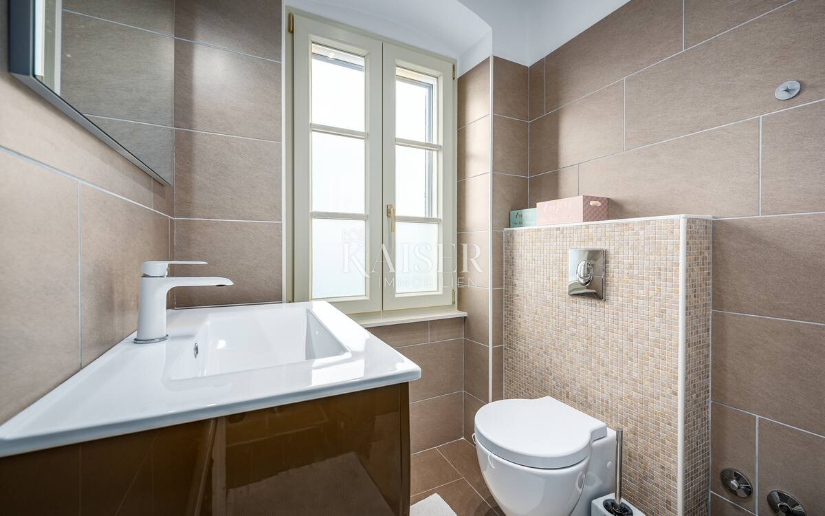 Istria, Labin - opportunità, casa con piscina su un grande terreno e vista mare, 120 m2 