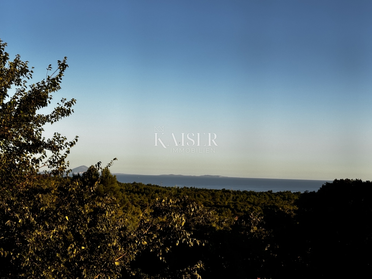 Istria, Labin - opportunità, casa con piscina su un grande terreno e vista mare, 120 m2 