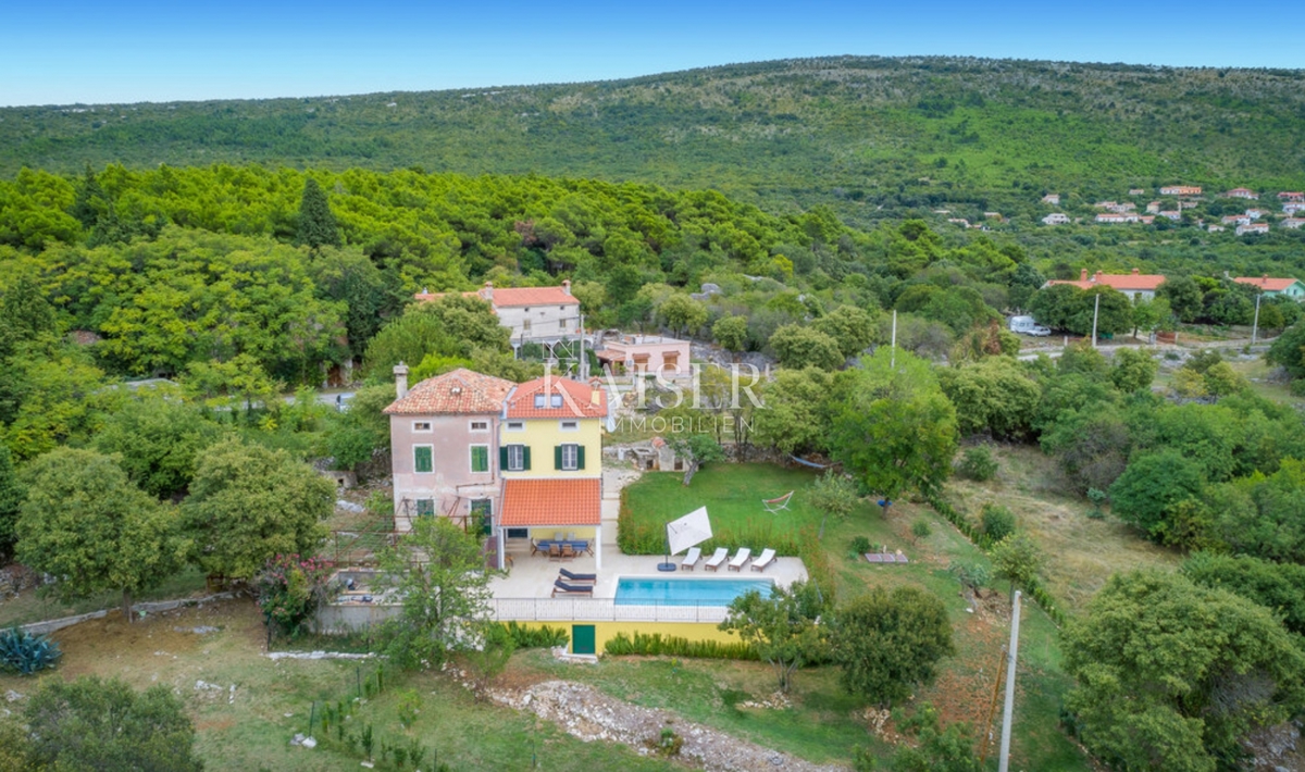 Istria, Labin - opportunità, casa con piscina su un grande terreno e vista mare, 120 m2 