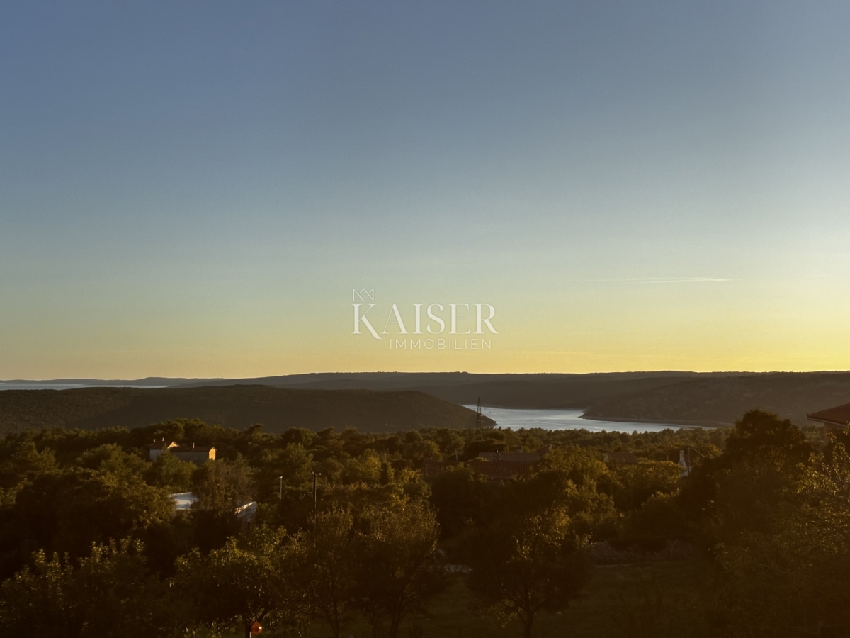 Istria, Labin - opportunità, casa con piscina su un grande terreno e vista mare, 120 m2 