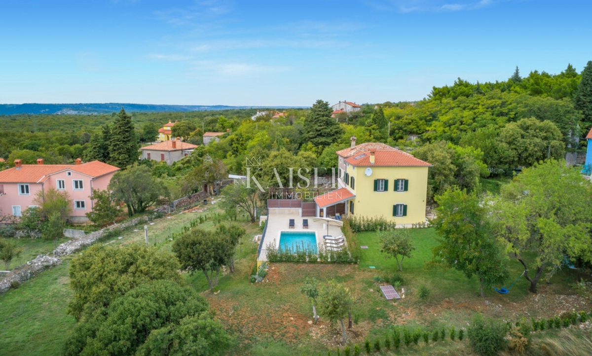 Istria, Labin - opportunità, casa con piscina su un grande terreno e vista mare, 120 m2 