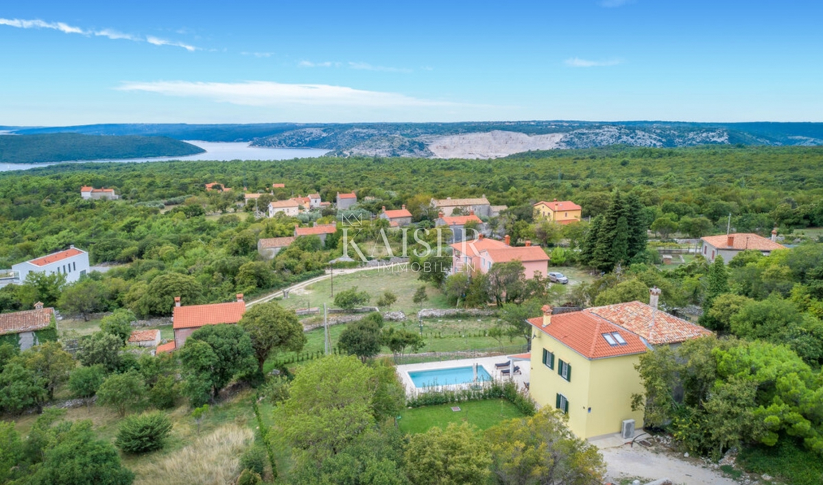Istria, Labin - opportunità, casa con piscina su un grande terreno e vista mare, 120 m2 