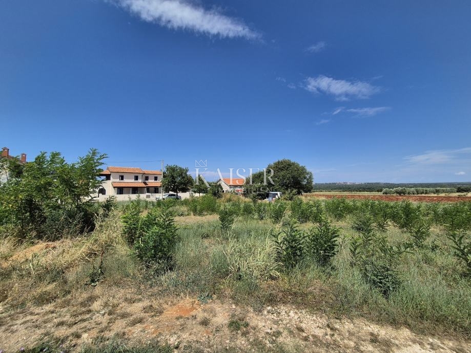 Istria, Parenzo - terreno edificabile a 3 km dal mare