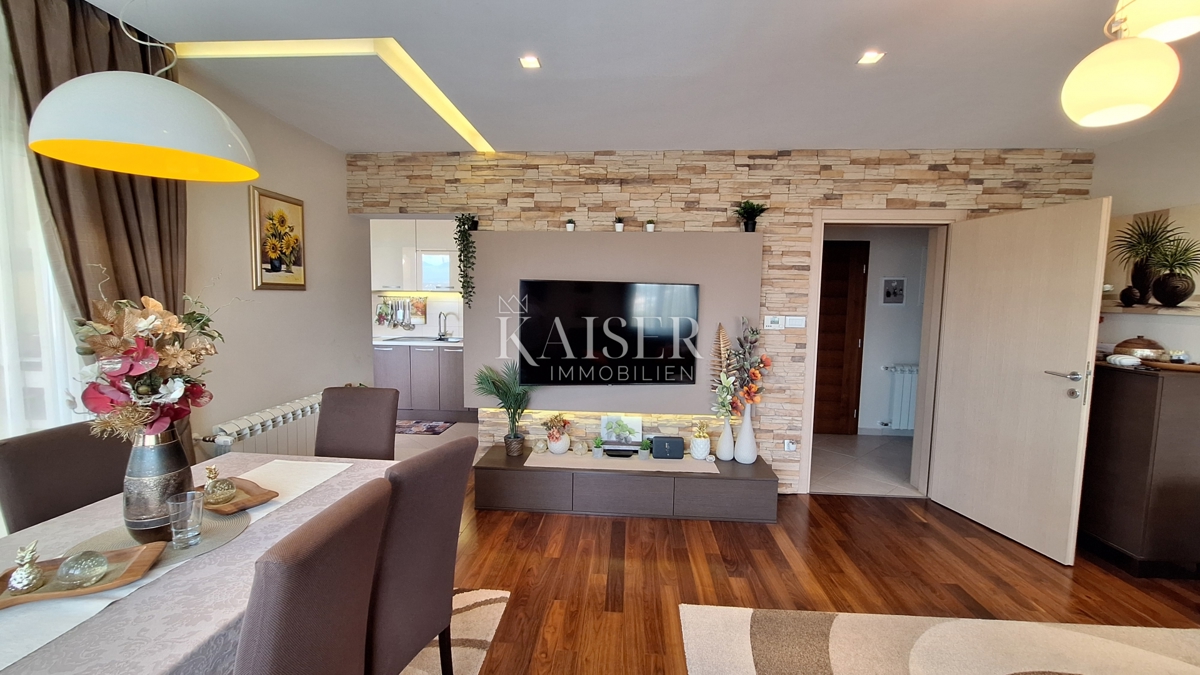 Opatija, Bregi, nuovo edificio, appartamento con tre camere da letto, 99 m2 con terrazza e camino