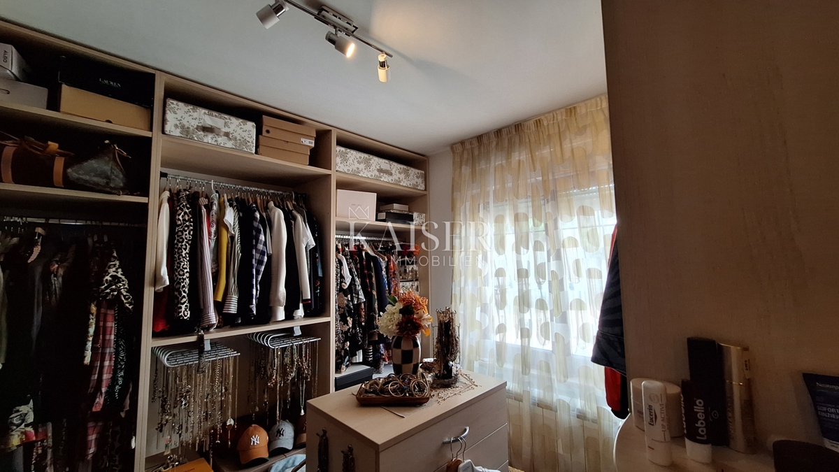 Opatija, Bregi, nuovo edificio, appartamento con tre camere da letto, 99 m2 con terrazza e camino