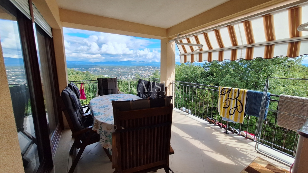 Opatija, Bregi, nuovo edificio, appartamento con tre camere da letto, 99 m2 con terrazza e camino