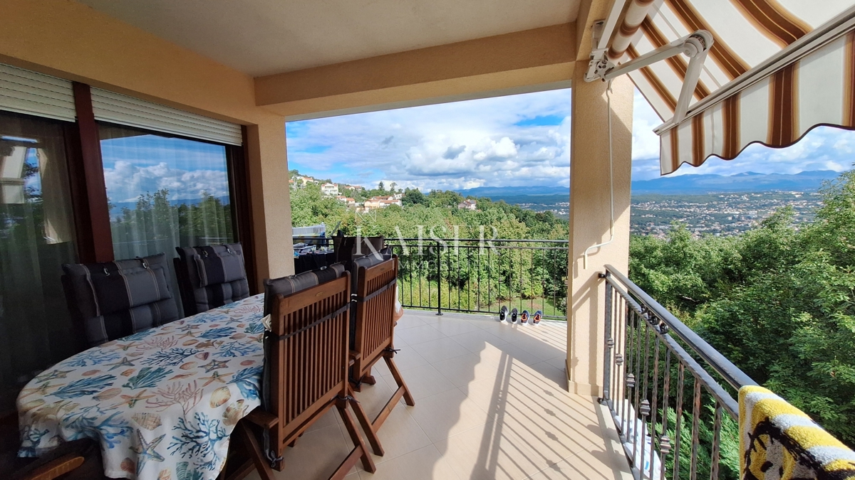 Opatija, Bregi, nuovo edificio, appartamento con tre camere da letto, 99 m2 con terrazza e camino