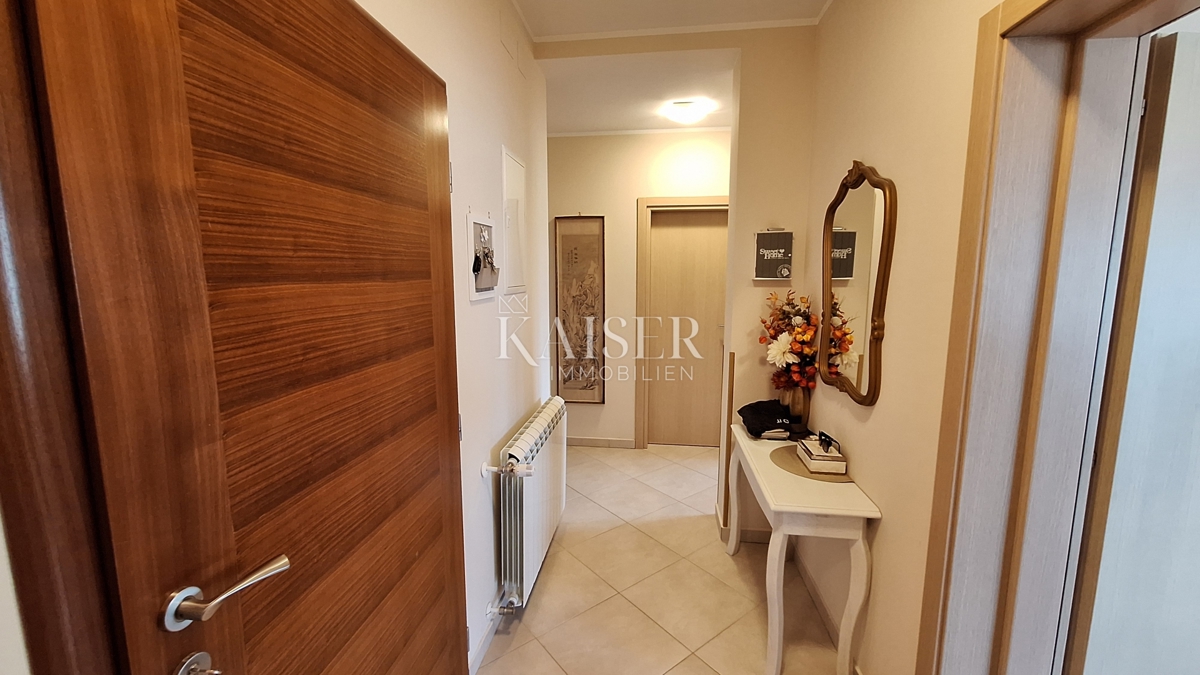 Opatija, Bregi, nuovo edificio, appartamento con tre camere da letto, 99 m2 con terrazza e camino