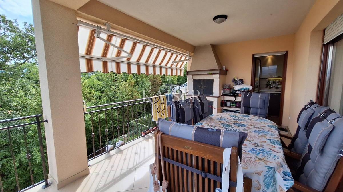 Opatija, Bregi, nuovo edificio, appartamento con tre camere da letto, 99 m2 con terrazza e camino