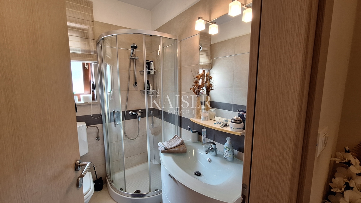 Opatija, Bregi, nuovo edificio, appartamento con tre camere da letto, 99 m2 con terrazza e camino