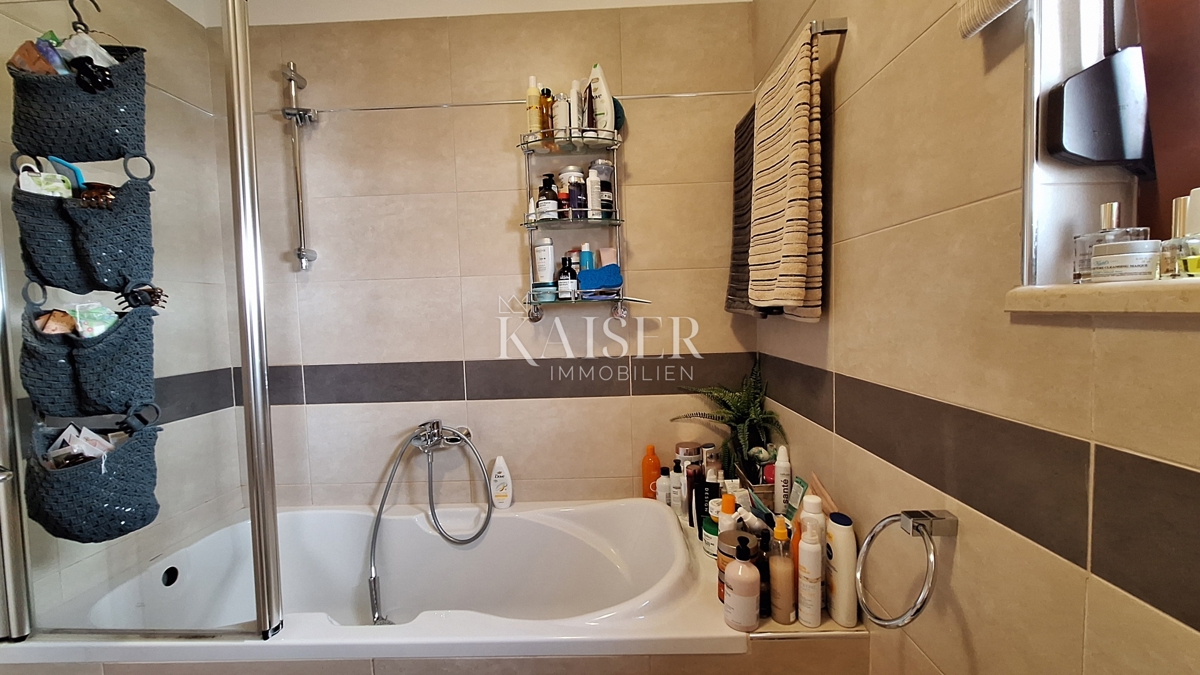 Opatija, Bregi, nuovo edificio, appartamento con tre camere da letto, 99 m2 con terrazza e camino