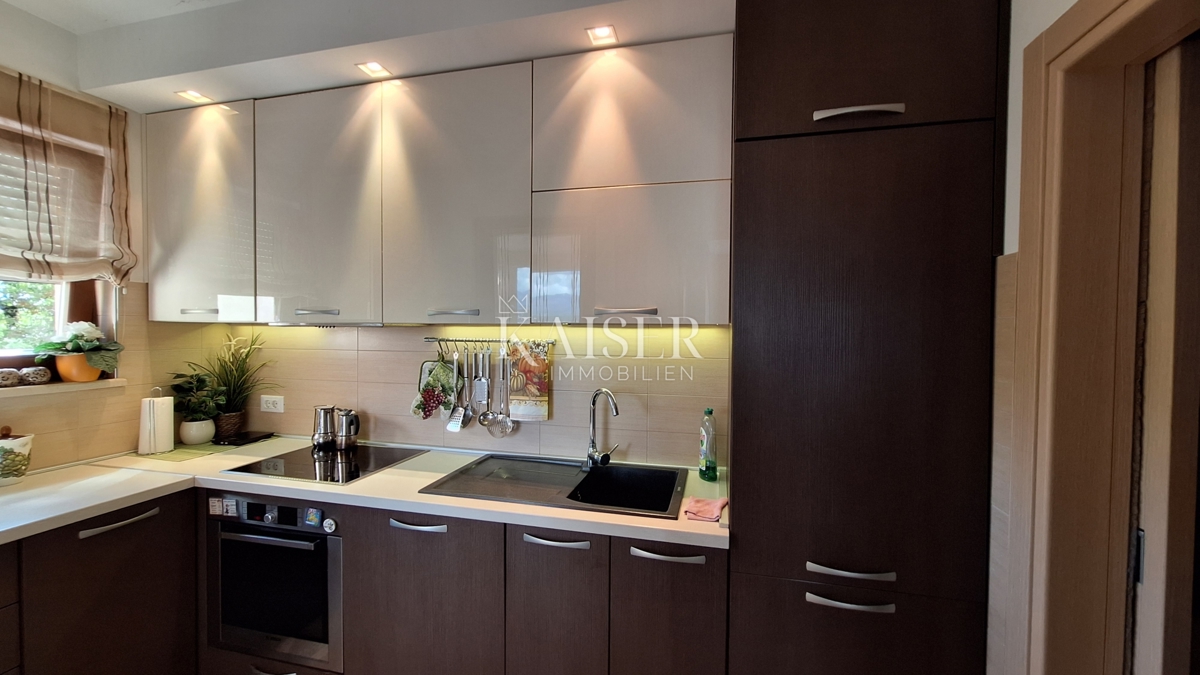 Opatija, Bregi, nuovo edificio, appartamento con tre camere da letto, 99 m2 con terrazza e camino