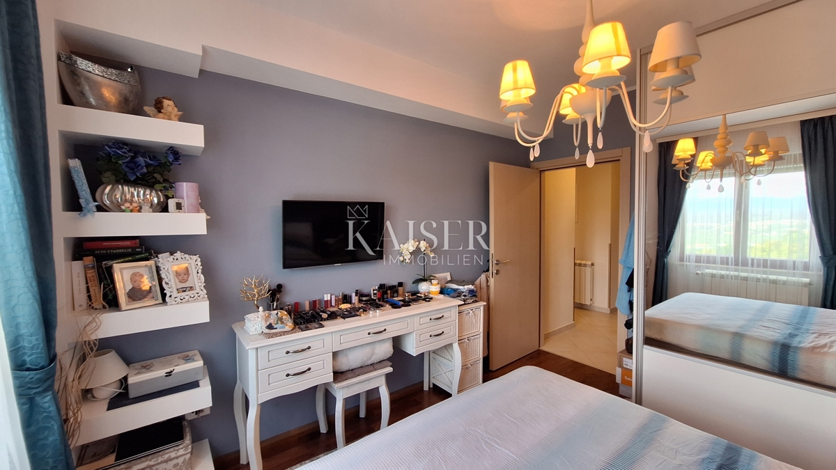 Opatija, Bregi, nuovo edificio, appartamento con tre camere da letto, 99 m2 con terrazza e camino