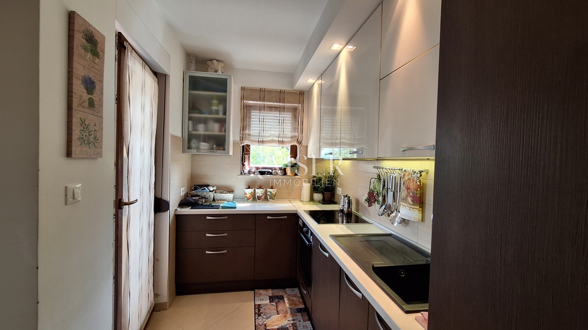 Opatija, Bregi, nuovo edificio, appartamento con tre camere da letto, 99 m2 con terrazza e camino