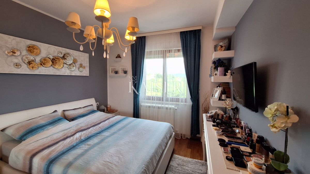 Opatija, Bregi, nuovo edificio, appartamento con tre camere da letto, 99 m2 con terrazza e camino