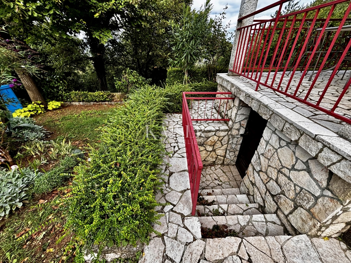 Opatija, Brseč - casa con due appartamenti, 90 m², a 600 m dal mare