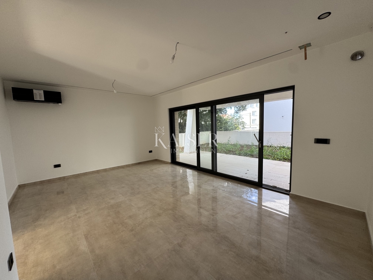 Lussuoso appartamento arredato con 3 camere da letto S2 con ampio giardino privato di 160 m² - 70 m dal mare