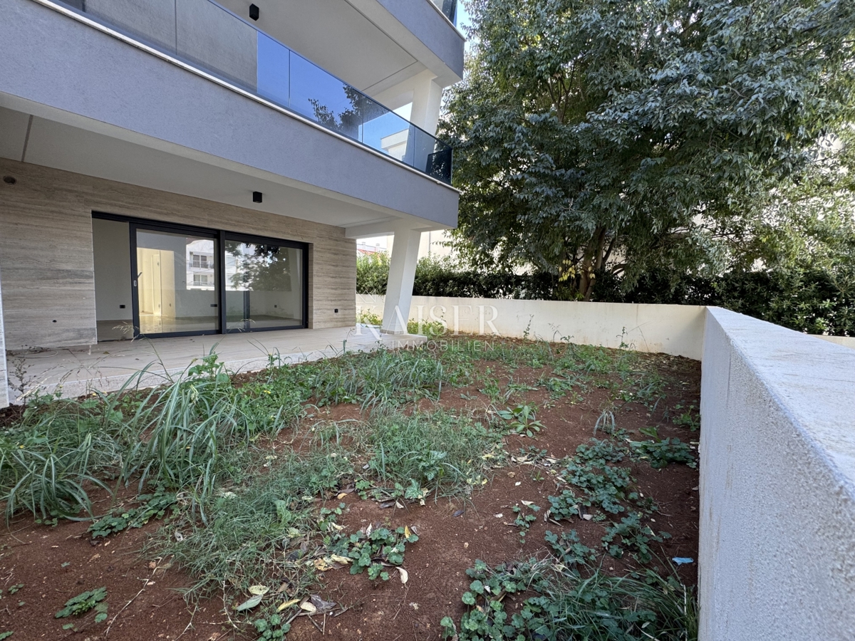 Lussuoso appartamento arredato con 3 camere da letto S2 con ampio giardino privato di 160 m² - 70 m dal mare