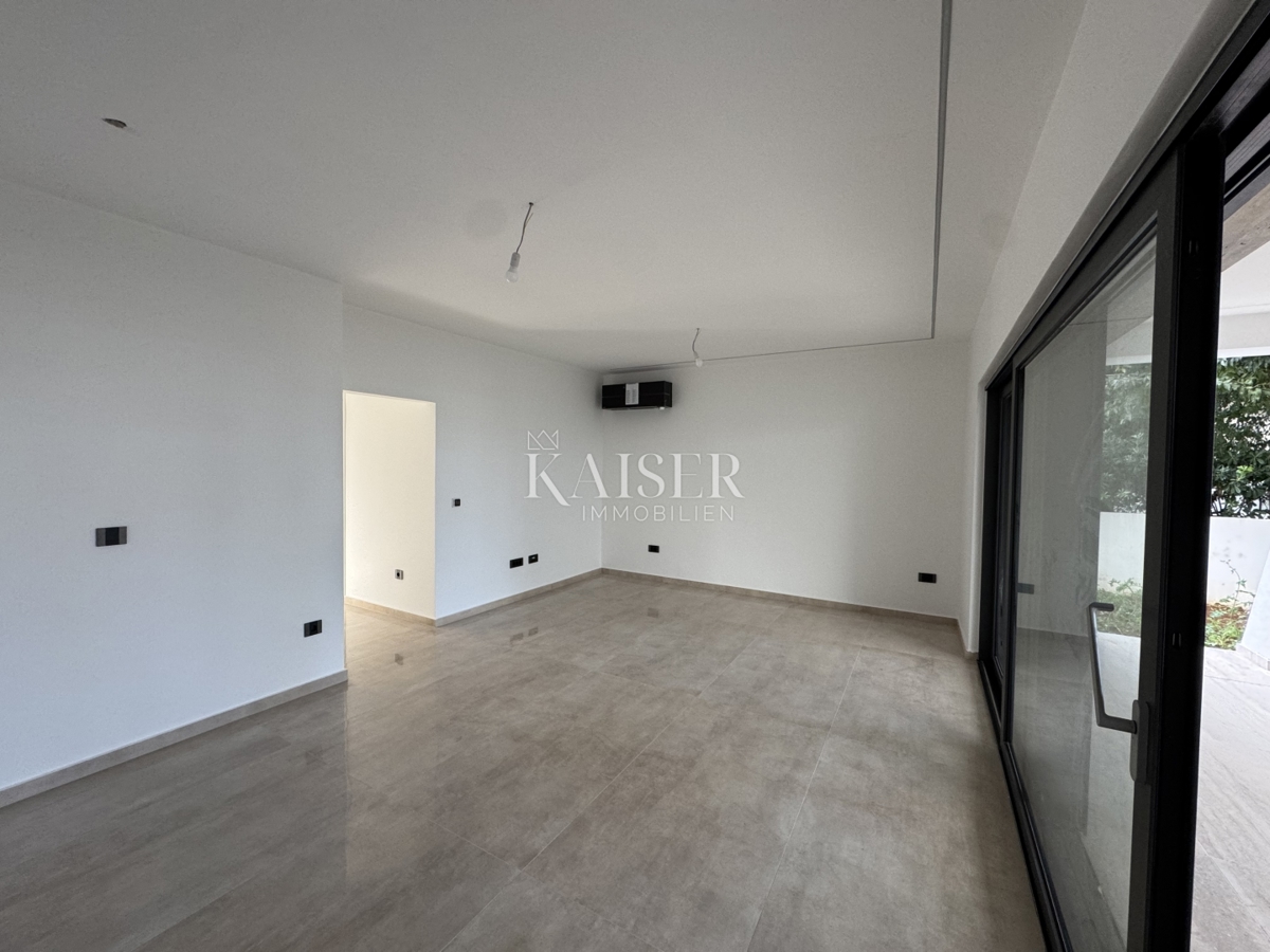 Lussuoso appartamento arredato con 3 camere da letto S2 con ampio giardino privato di 160 m² - 70 m dal mare