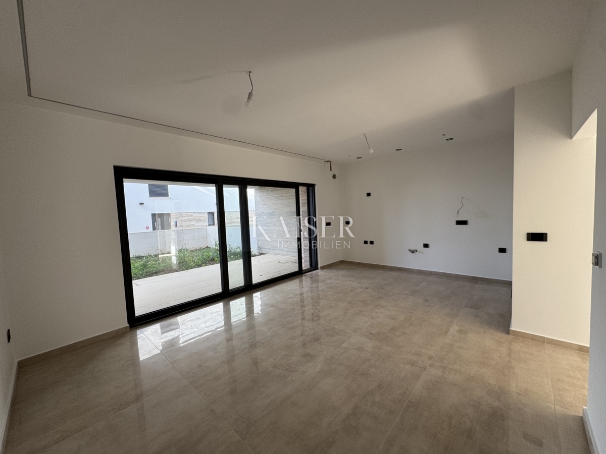 Lussuoso appartamento arredato con 3 camere da letto S2 con ampio giardino privato di 160 m² - 70 m dal mare