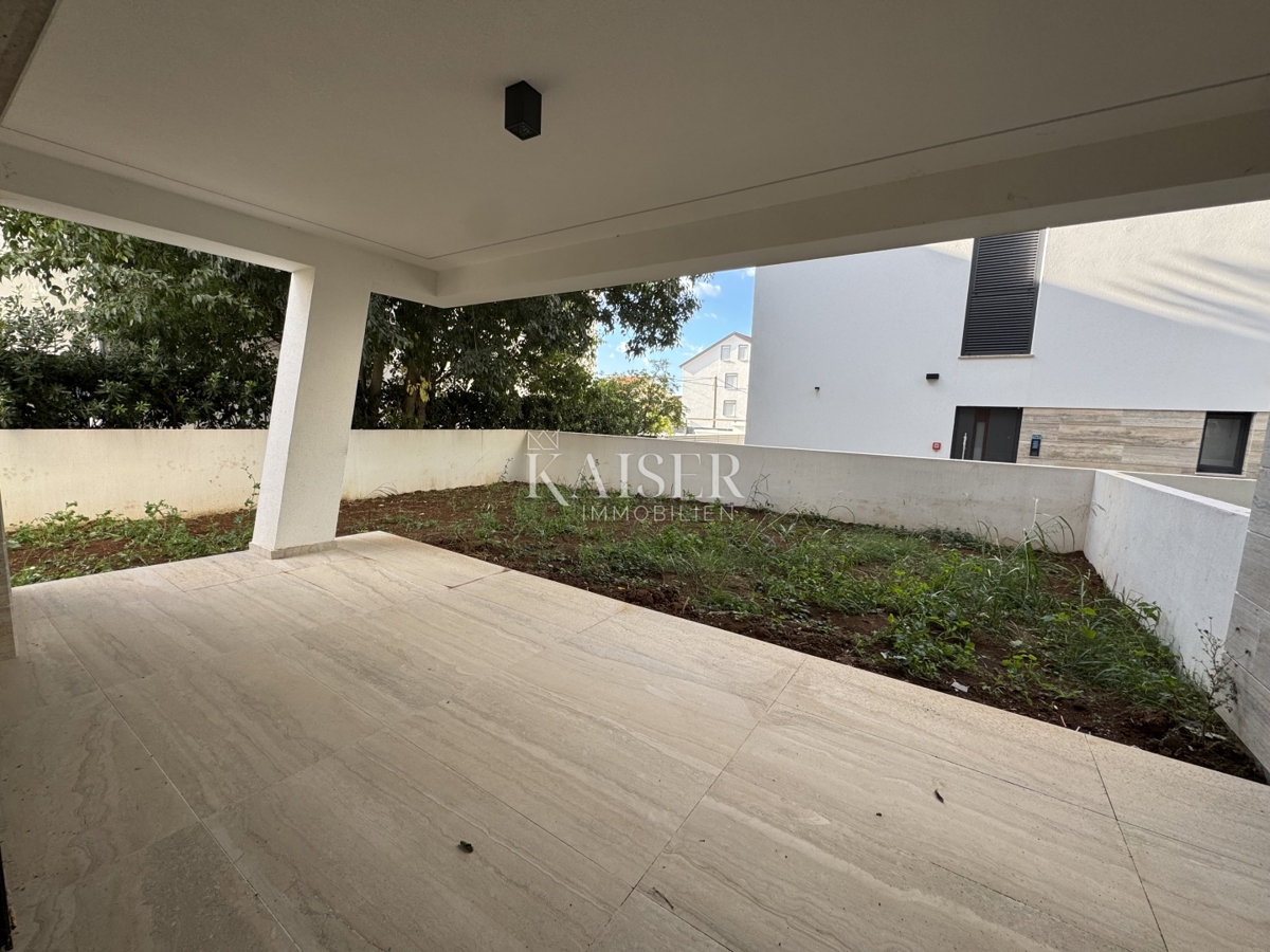 Lussuoso appartamento arredato con 3 camere da letto S2 con ampio giardino privato di 160 m² - 70 m dal mare