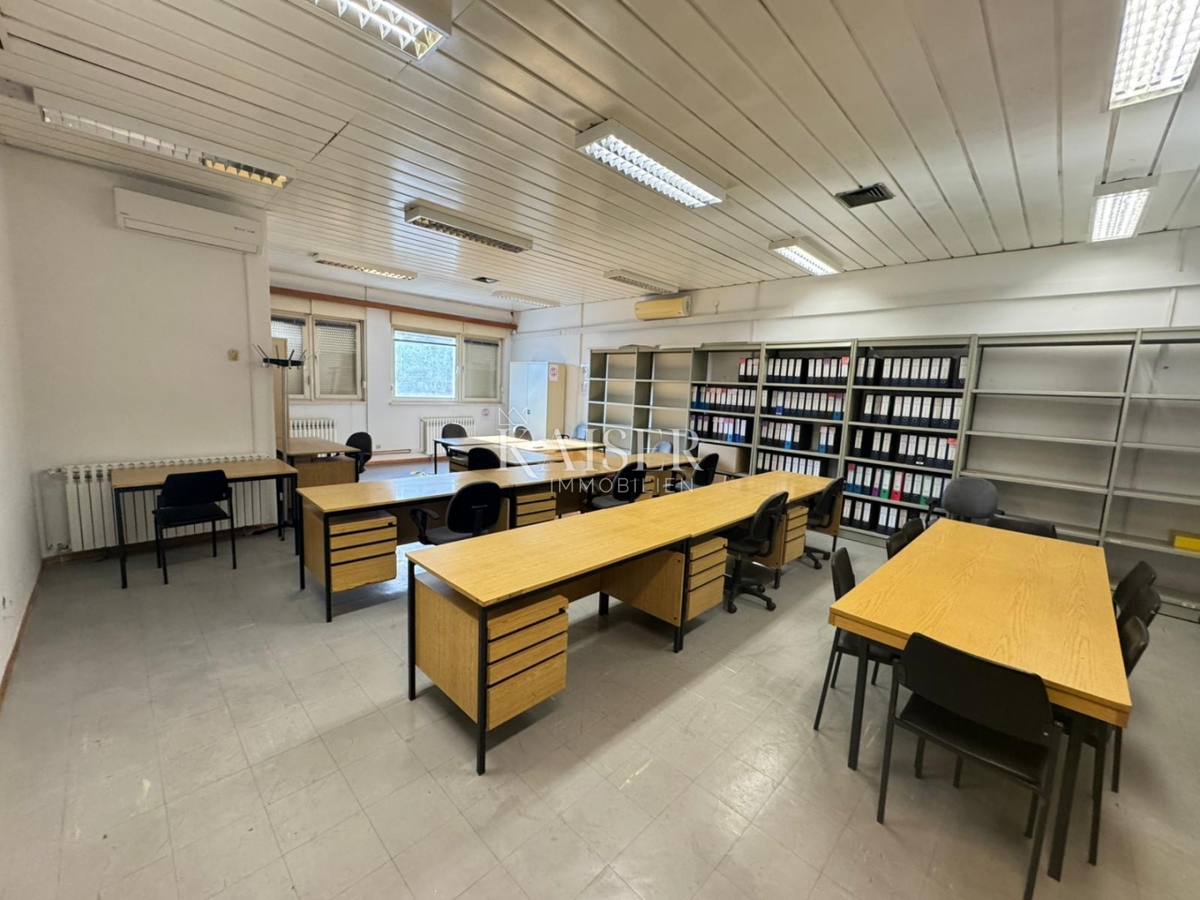 Kostrena, Urinj, Edificio commerciale