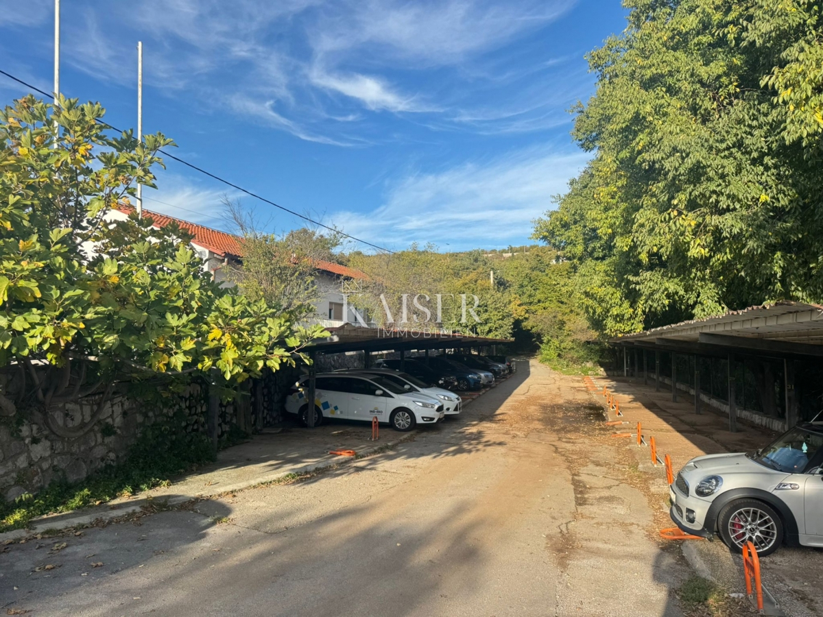 Kostrena, Urinj, Edificio commerciale
