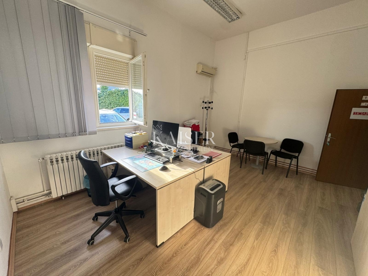 Kostrena, Urinj, Edificio commerciale