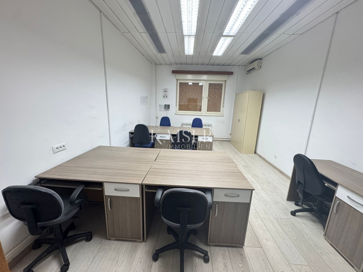 Kostrena, Urinj, Edificio commerciale