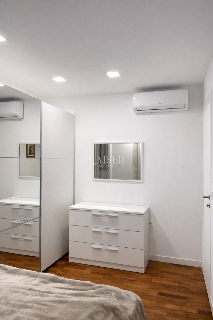 Zara–Borik | Moderno appartamento con tre camere da letto, due balconi e vista mare