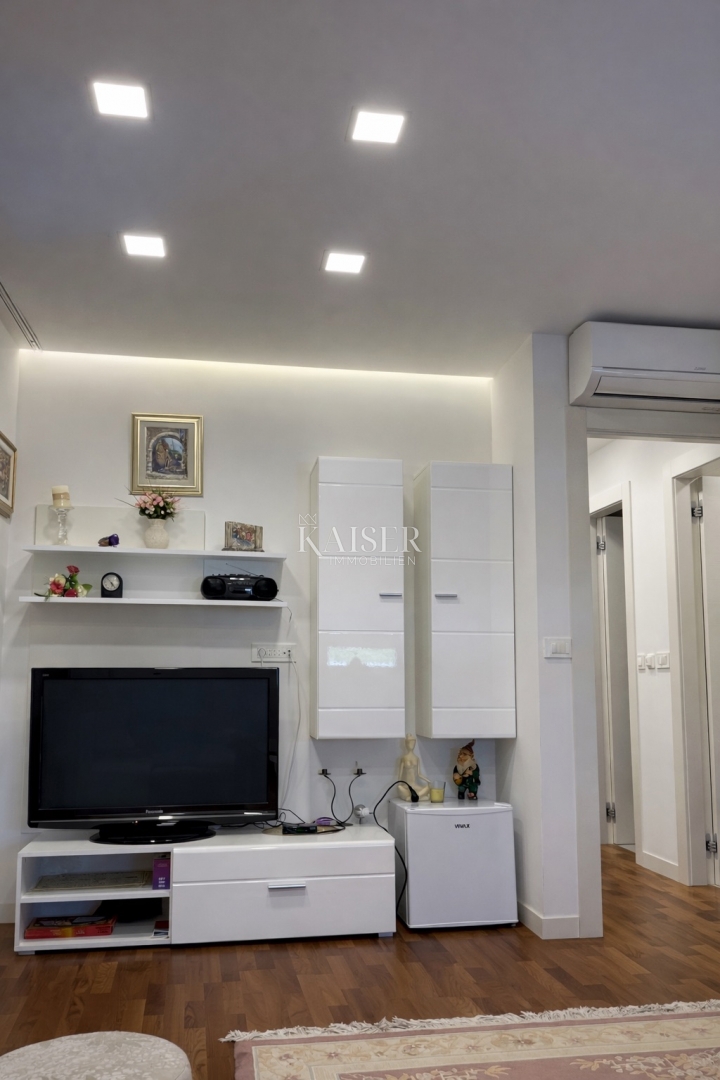 Zara–Borik | Moderno appartamento con tre camere da letto, due balconi e vista mare