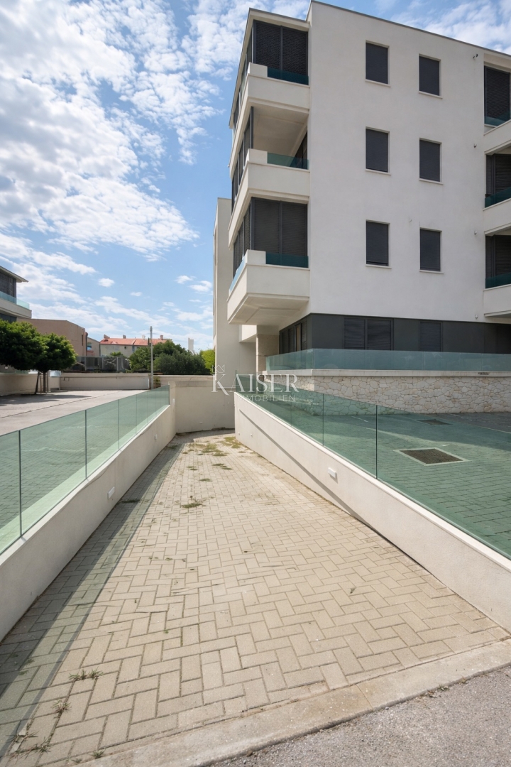 Zara–Borik | Moderno appartamento con tre camere da letto, due balconi e vista mare