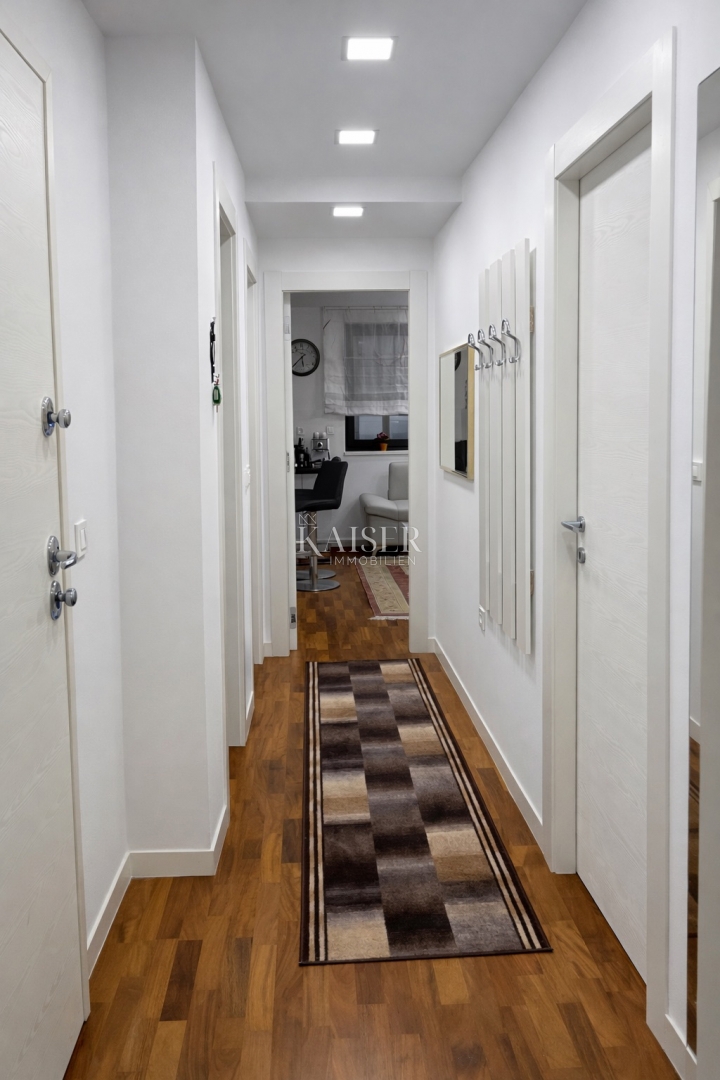 Zara–Borik | Moderno appartamento con tre camere da letto, due balconi e vista mare