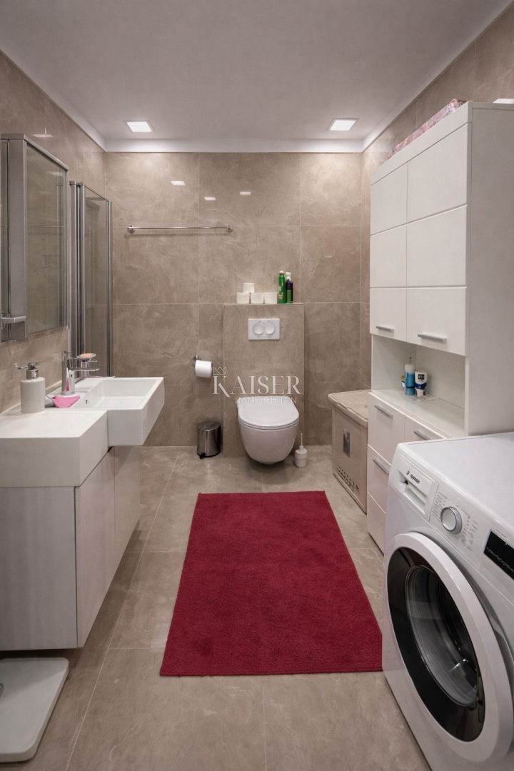 Zara–Borik | Moderno appartamento con tre camere da letto, due balconi e vista mare