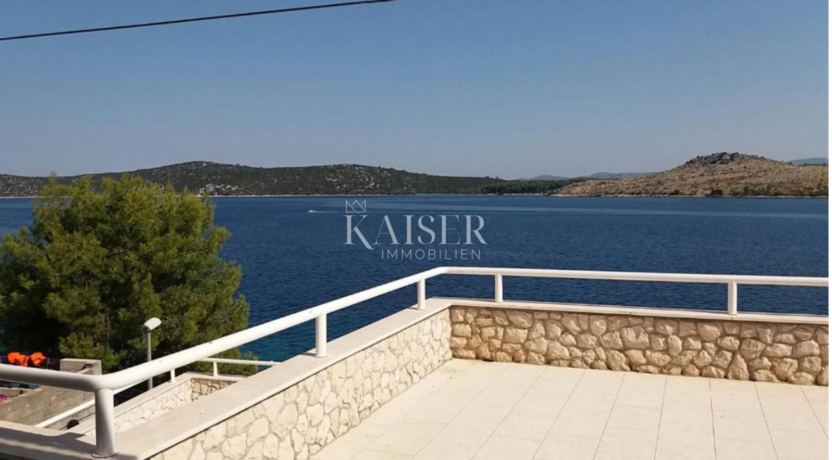 Casa sul mare vicino a Šibenik