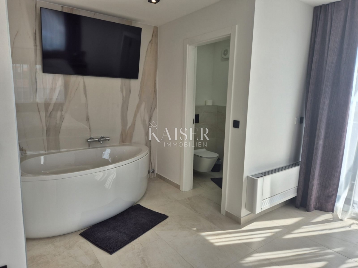 Istria - Parenzo, appartamento di lusso con vista mare e ascensore