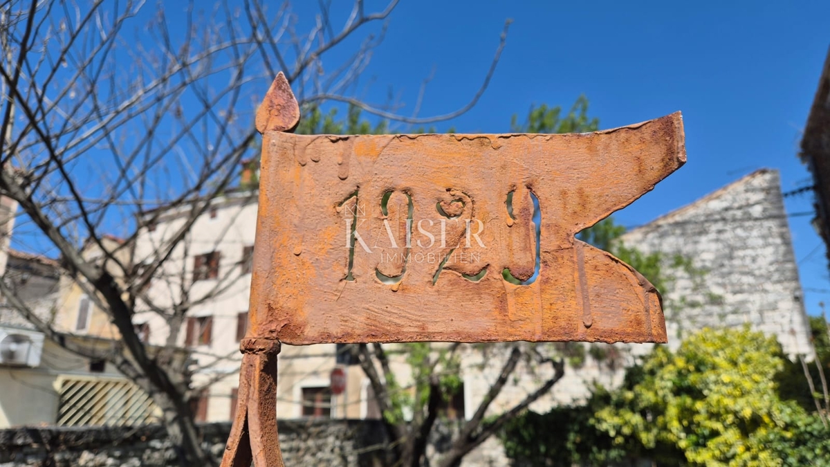 Istria - Lovreč, un'affascinante casa in pietra con vista mare