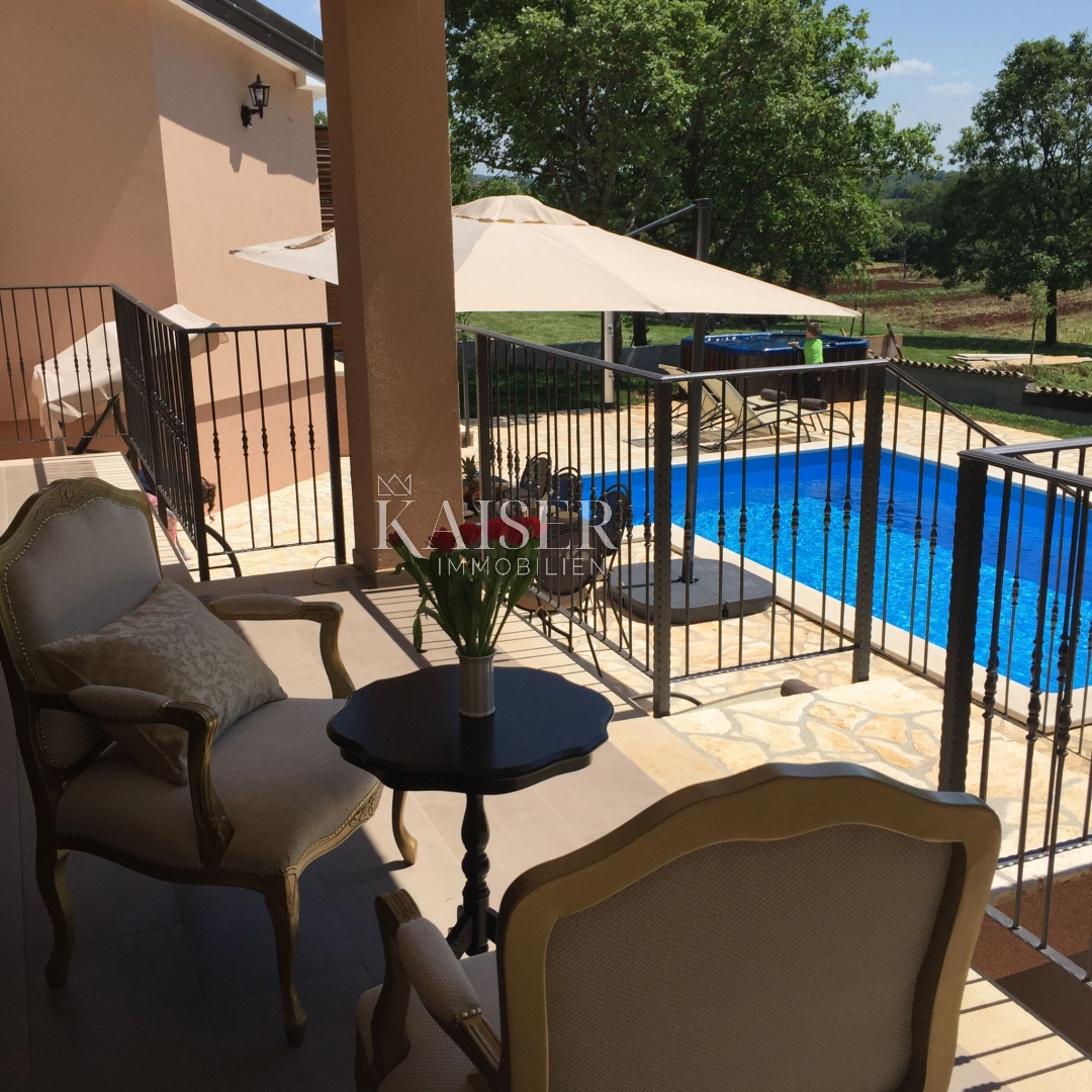 Istria - Parenzo, villa rustica moderna con piscina