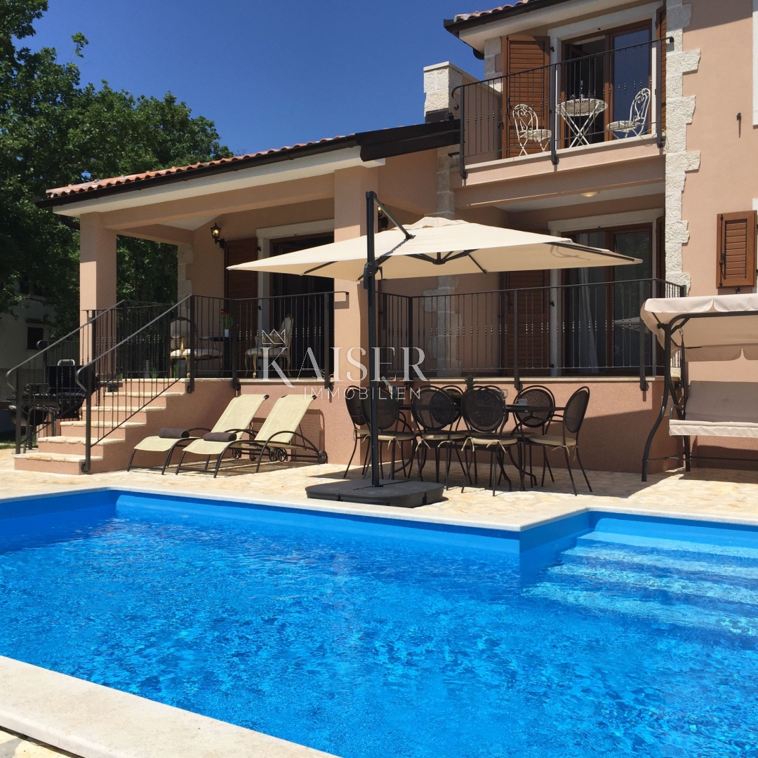 Istria - Parenzo, villa rustica moderna con piscina