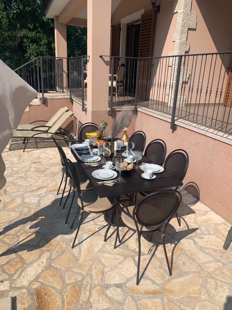 Istria - Parenzo, villa rustica moderna con piscina