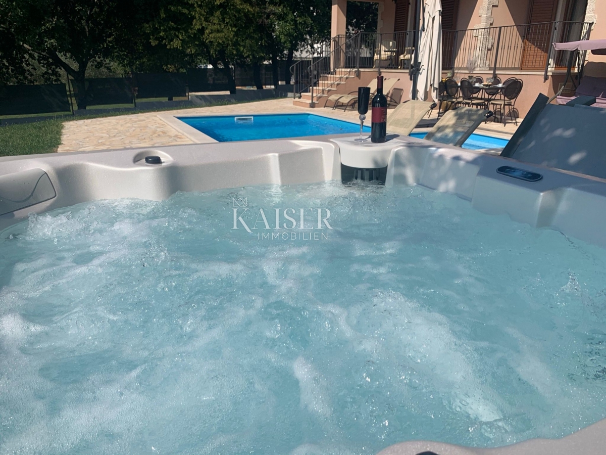 Istria - Parenzo, villa rustica moderna con piscina